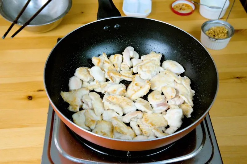 Sichuan-Style Stir-Fried Chicken with Spicy Chili and Garlic