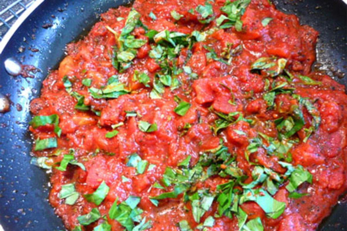 Pasta with Tomato and Basil Sauce