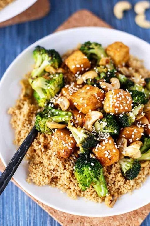 Stir-Fried Tofu with Cashews and Broccoli in Garlic Sauce
