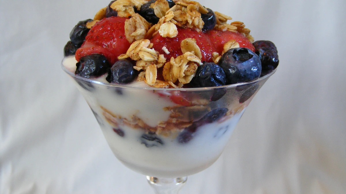 Quick No-Bake Berry Yogurt Parfaits with Honey and Toasted Nuts