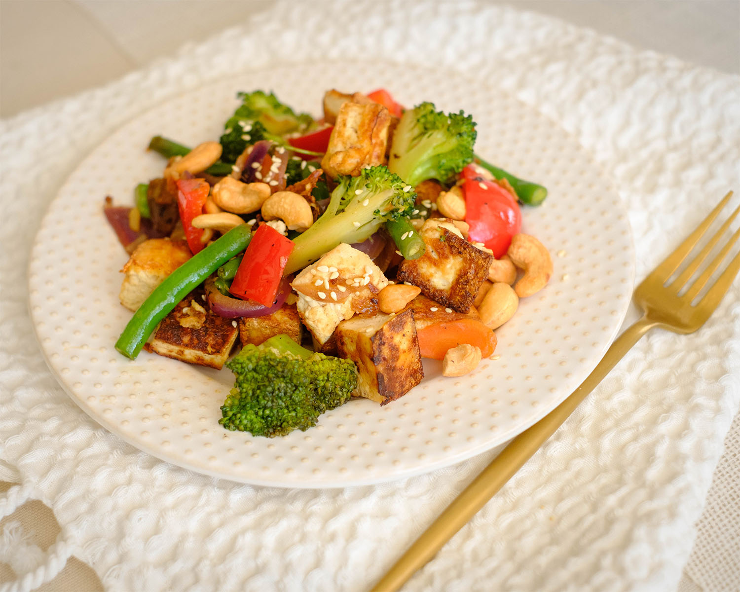 Vegetarian Stir-Fried Tofu with Broccoli and Cashews