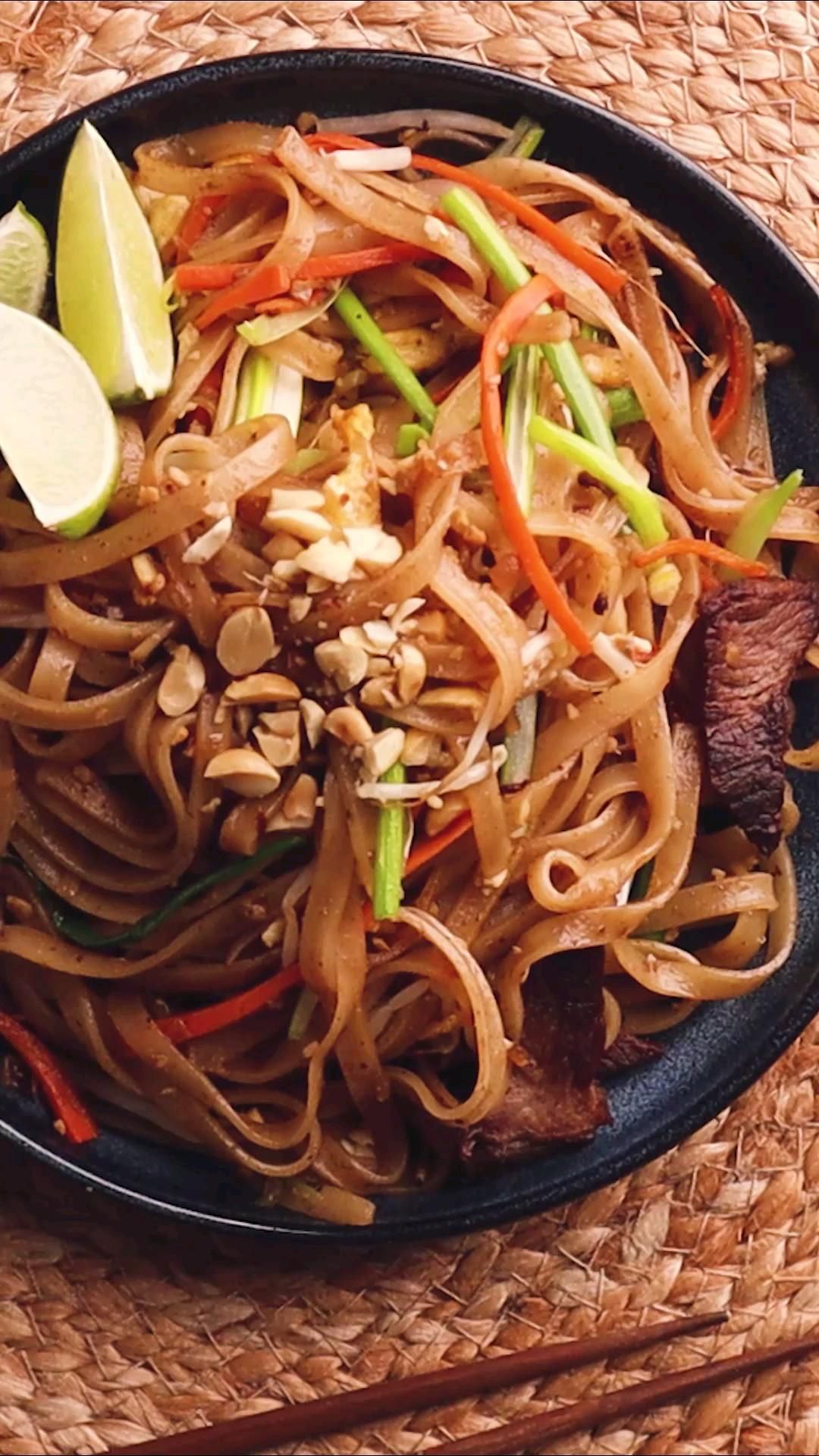 Stir-Fried Beef Pad Thai with Tamarind Sauce
