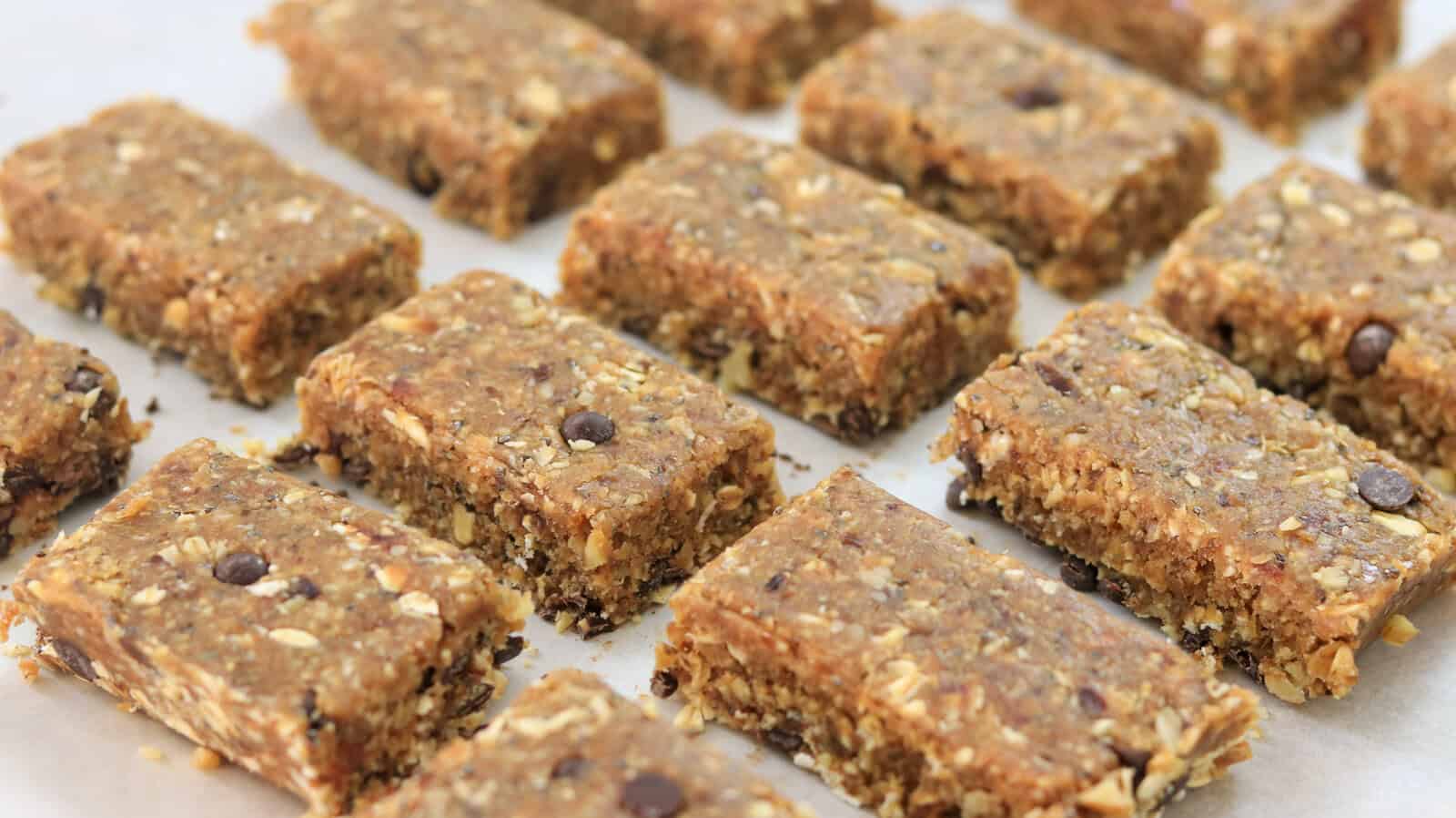 No-Bake Energy Bars with Oats and Nuts