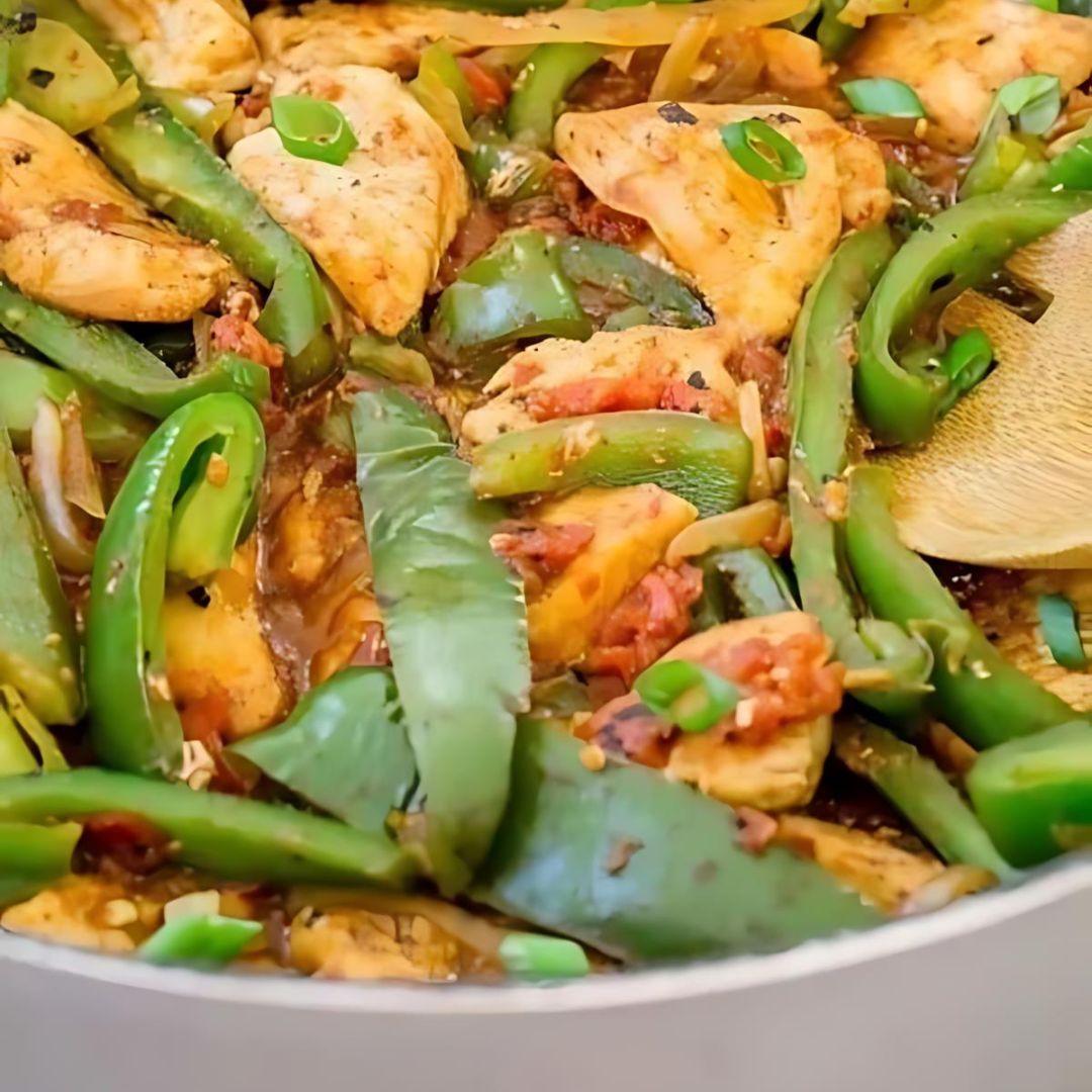 Quick Stir-Fried Chicken with Garlic and Bell Peppers