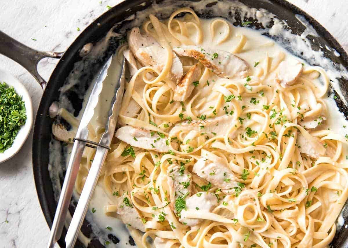 One-Pot Chicken Alfredo with Garlic and Parmesan
