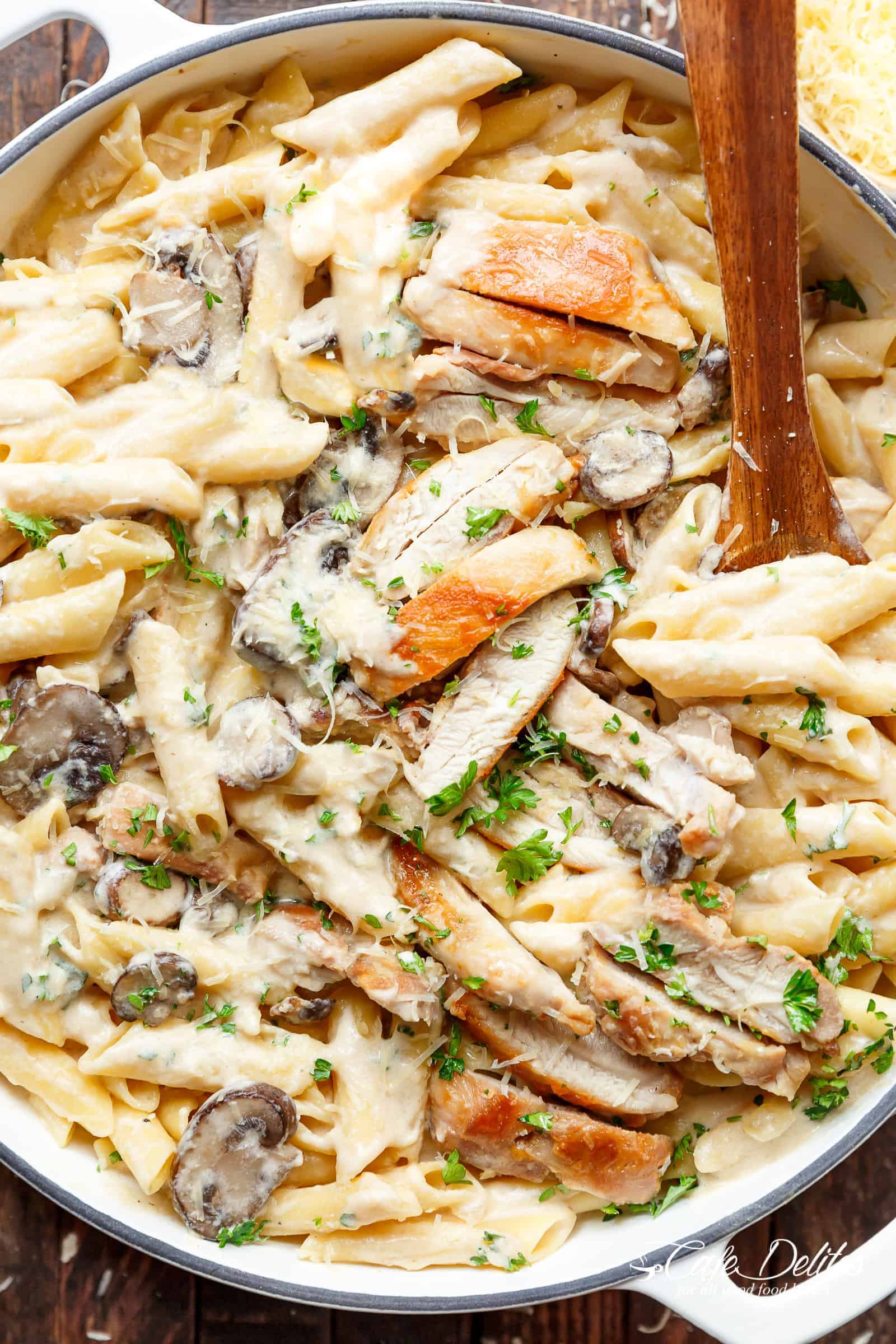 One-Pot Garlic Parmesan Chicken Alfredo Pasta
