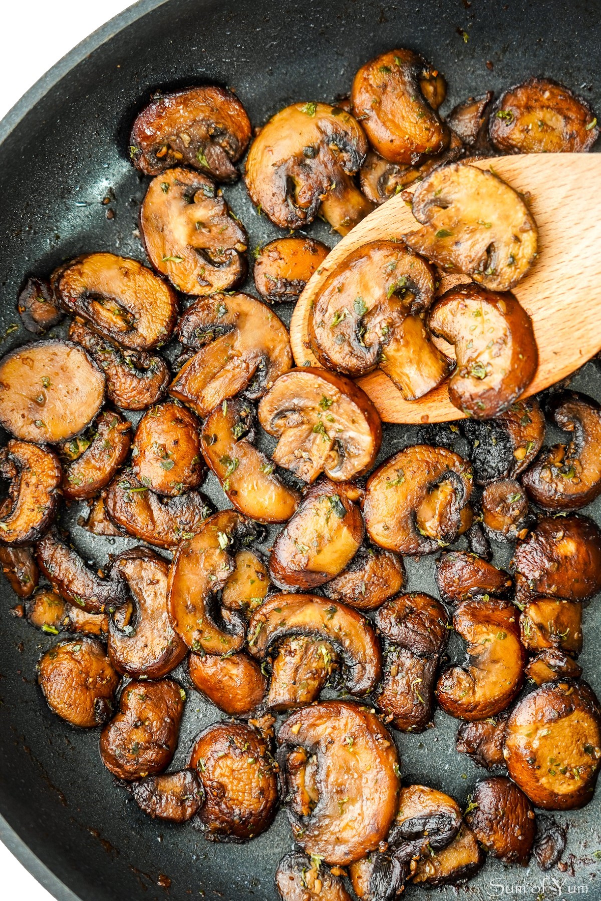 Sautéed Garlic Mushrooms with Thyme and White Wine