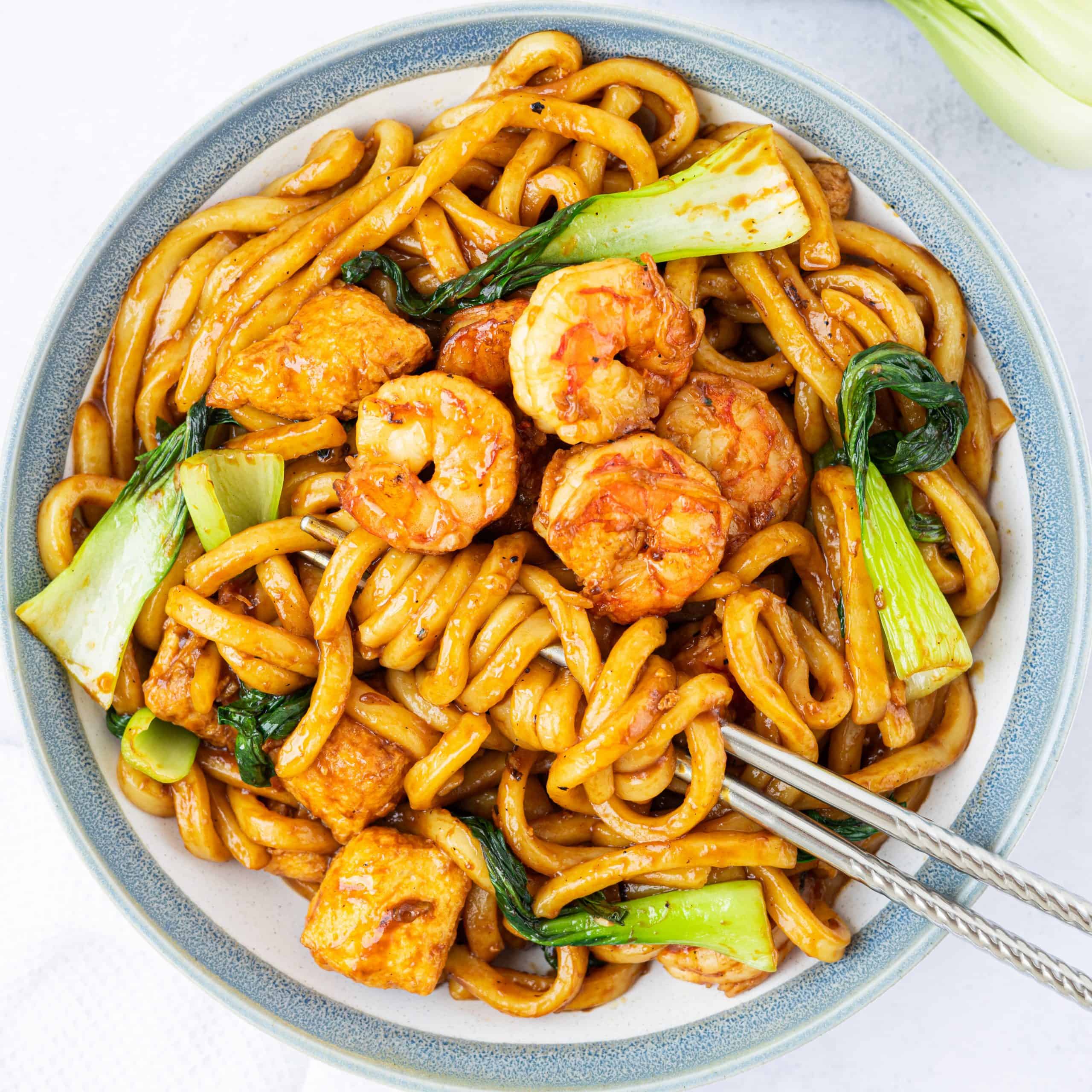 Stir-Fried Udon Noodles with Shrimp and Broccoli in Garlic Sauce
