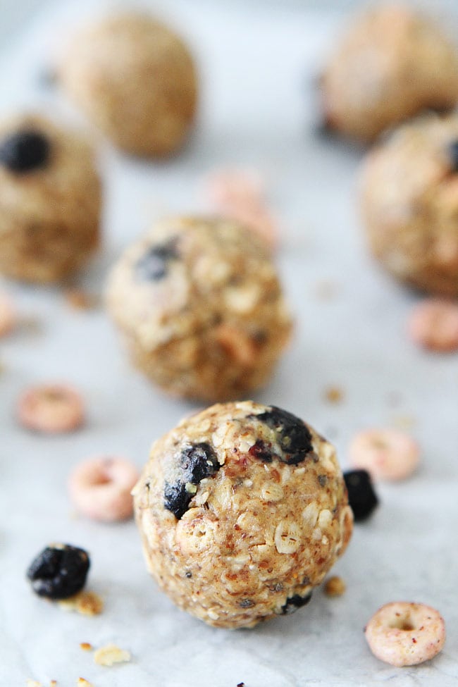 No-Bake Berry and Nut Energy Bites for Outdoor Adventures