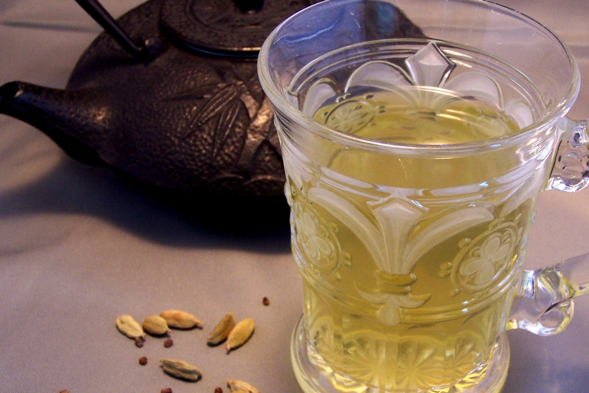 Kahwa-Inspired Green Tea with Saffron and Cardamom