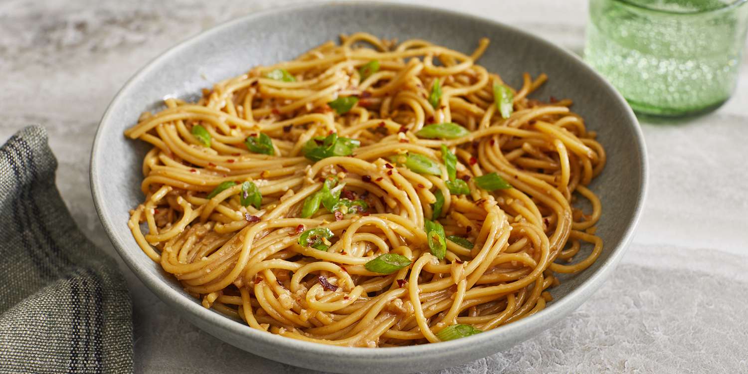 Spicy Garlic Stir-Fried Noodles with Vegetables