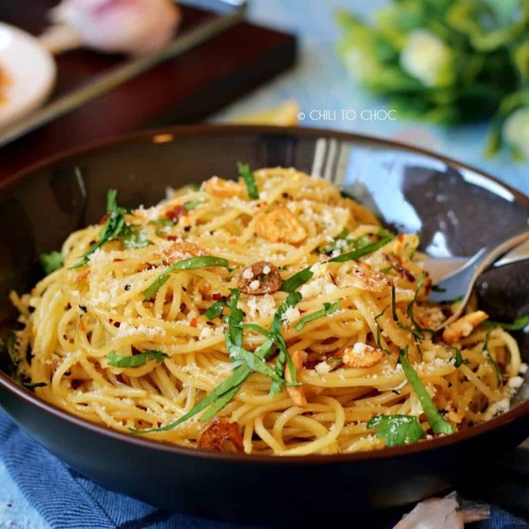 Five-Ingredient Spaghetti Aglio e Olio with Chili Flakes