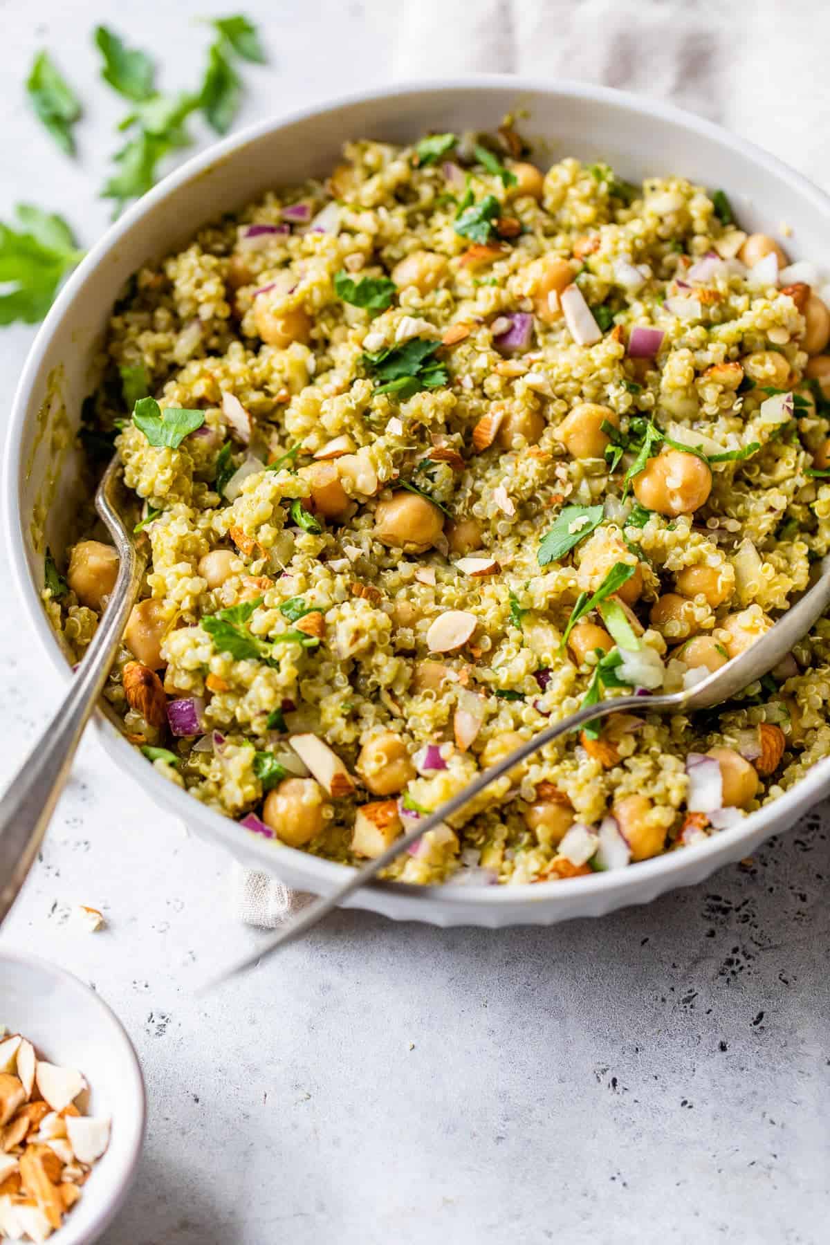 Energy-Efficient Vegan Chickpea and Quinoa Bowl