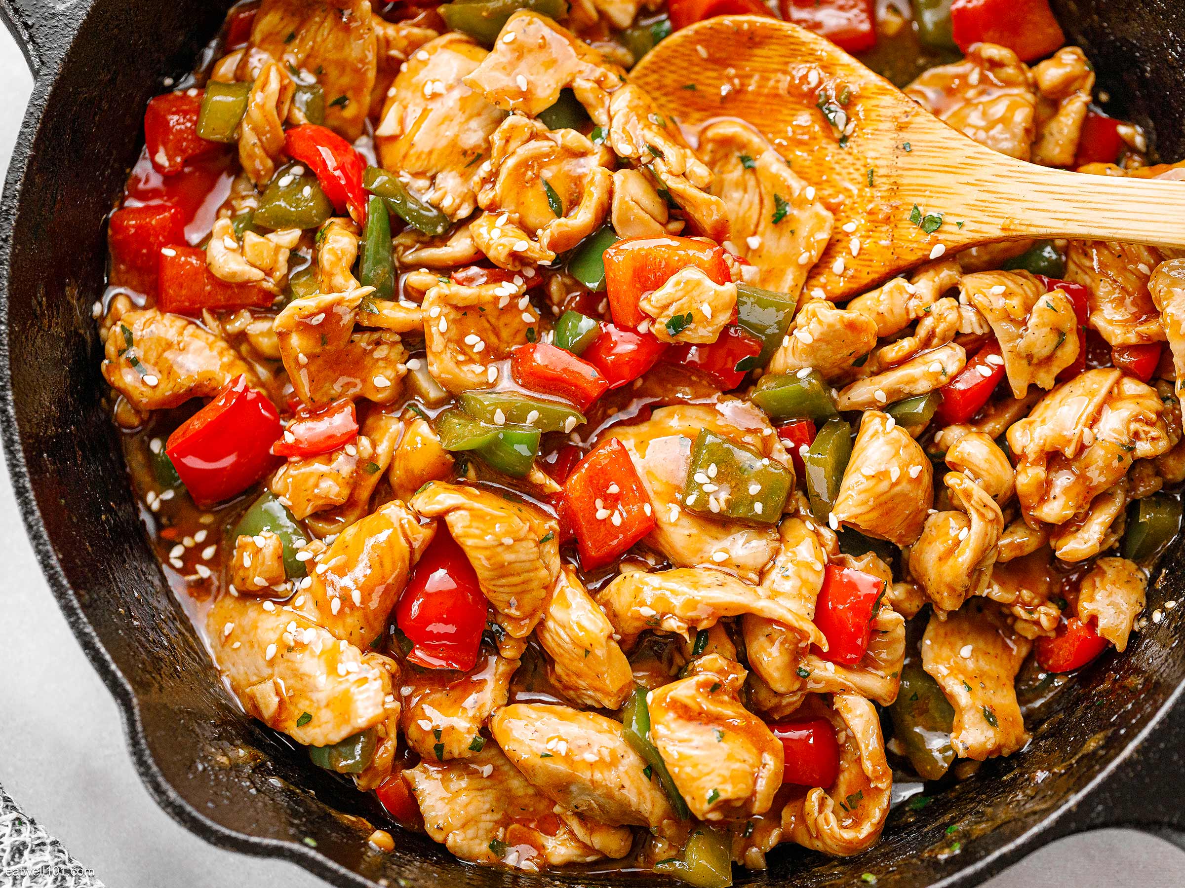 Stir-Fried Chicken with Spicy Bell Pepper and Garlic