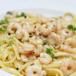 Creamy Garlic Prawn Pasta with Lemon and Chives
