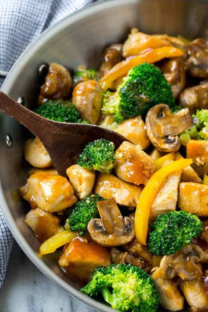 Stir-Fried Chicken with Sweet Pepper and Garlic Sauce