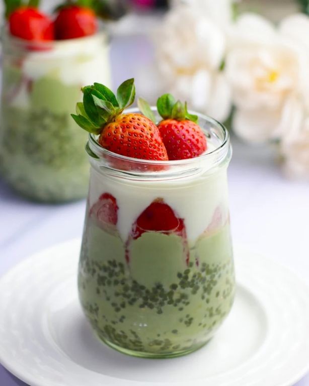 No-Bake Chilled Matcha Yogurt Parfait with Honey and Berries