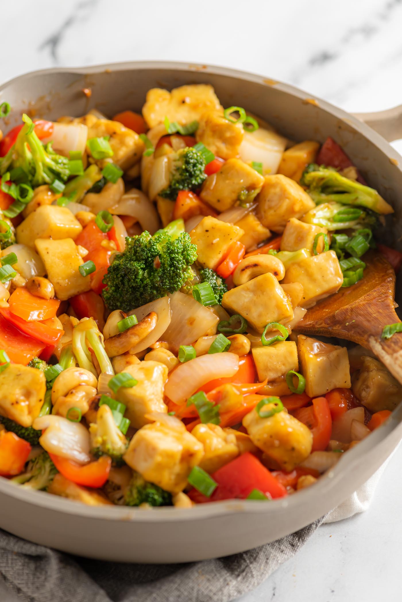 Stir-Fried Tofu with Cashew and Bell Pepper in Garlic Sauce