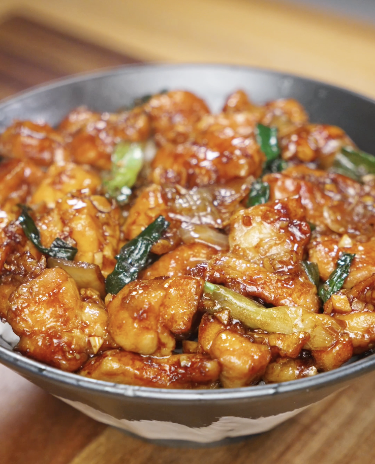 Spicy Garlic Stir-Fried Chicken with Scallions