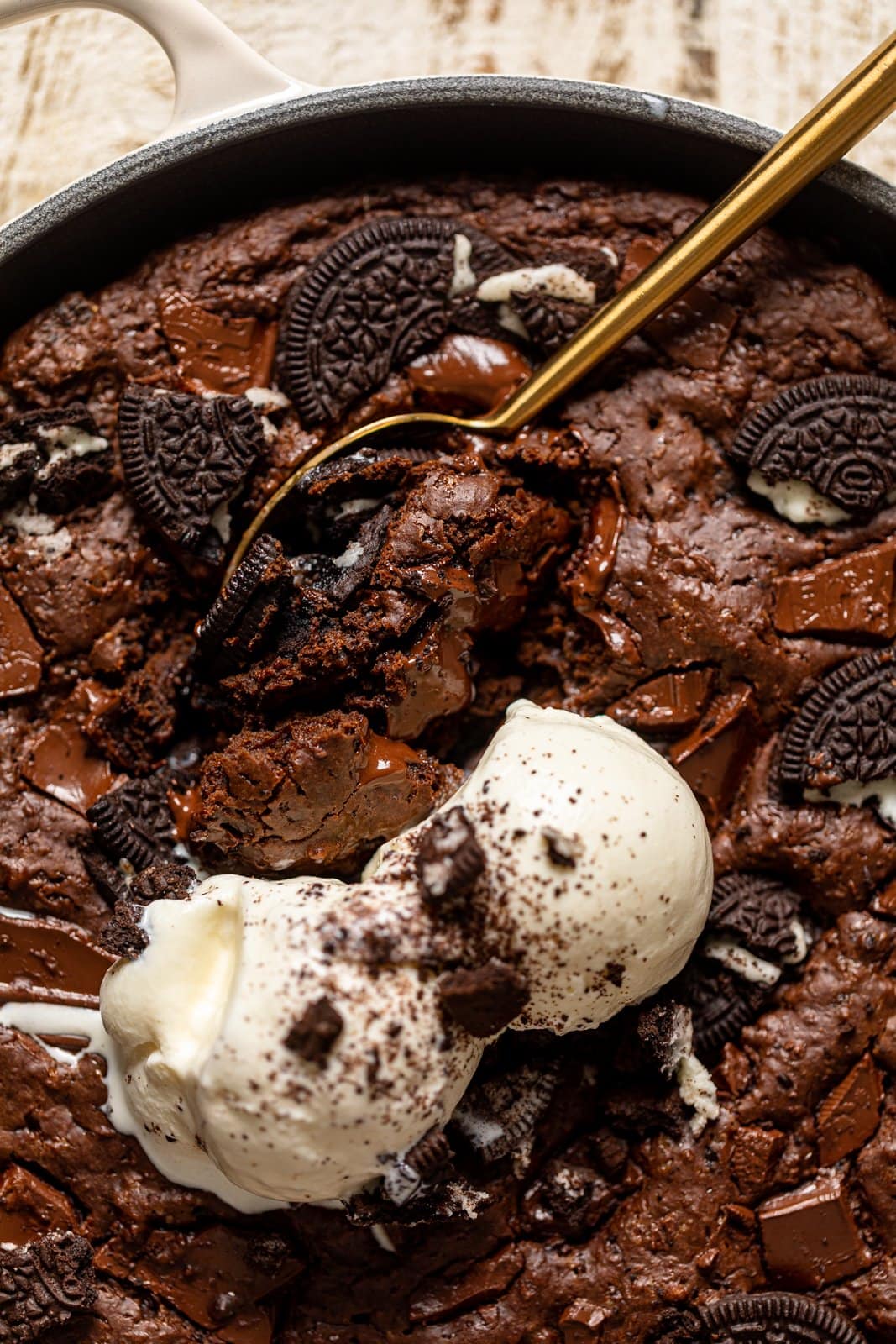 Oven-Baked Chocolate Brownie Skillet with Oreo Crust